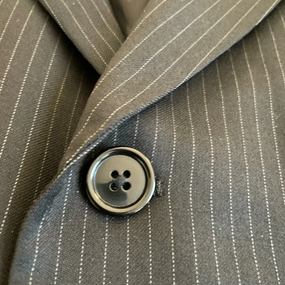 DONNA KARAN SIGNATURE Made in Italy Vintage 3-Button Fine Stripe Wool‎ Suit 46 R